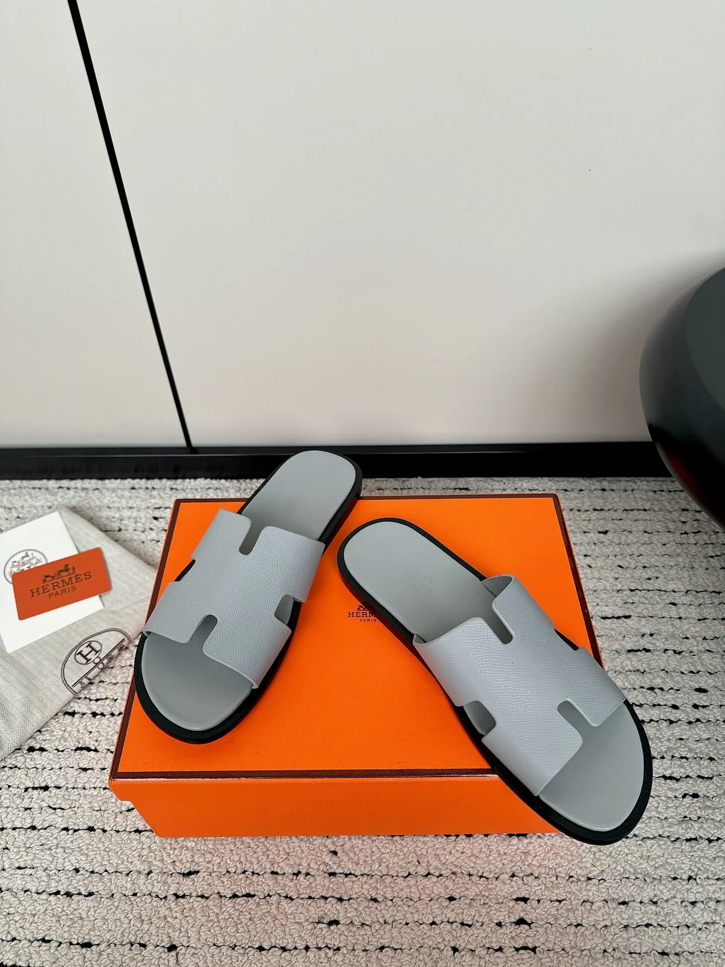 👟👟Ex-factory price 600👟👟 Couple model Hermes Hermès lzmir series Couple model Old uncle shoes Retro Second uncle slippers H slippers Sandals Original purchase and development Made goods Calfskin and suede goatskin sandals, classic "H" shaped upper This shoe is the finishing touch in your wardrobe, fully demonstrating the classic Hermes style. Beautiful packaging at the delivery counter🛍📦 ▪️ Fabric: Original custom imported first-layer cowhide ▪️ Foot pads: Imported cowhide lining ▪️ Sole: Original Italian genuine leather outsole ▪️ Sole thickness: 1CM ▪️ Size: 35-44 (women’s size 40, men’s size 38.45, customized)